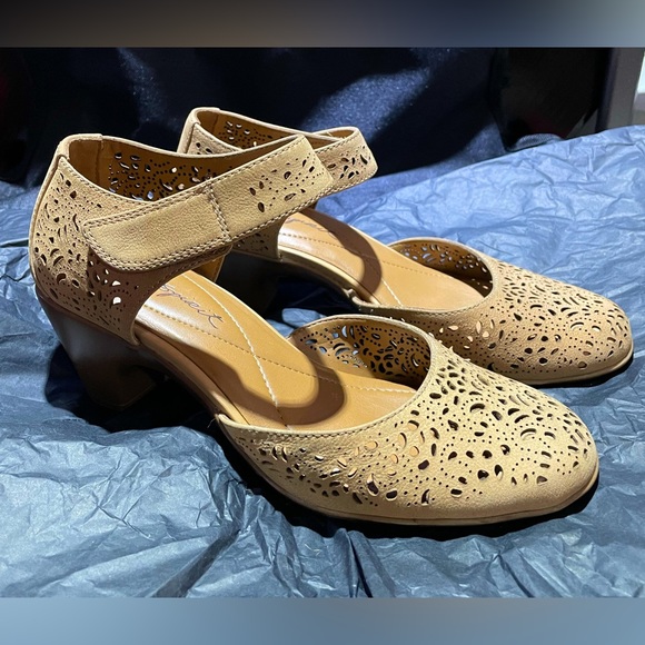 Easy Spirit Heels - Picture 2 of 6